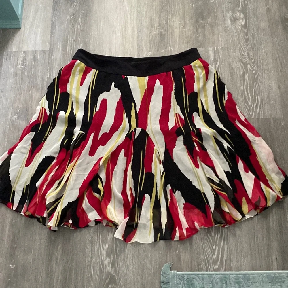 Jones New York Light and Flowy Skirt with Stretchy Waist